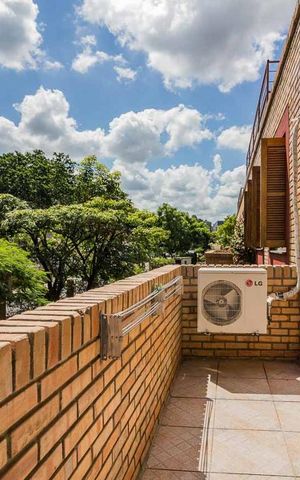 Casa de condomínio à venda com 220m², 3 quartos e 2 vagas Casa de condomínio à venda com 220m², 3 quartos e 2 vagasSacada