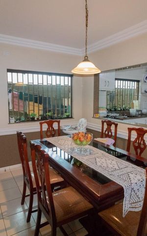 Casa à venda com 250m², 3 quartos e 7 vagas Casa à venda com 250m², 3 quartos e 7 vagasCopa