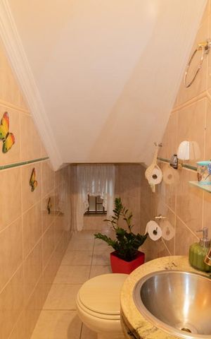 Casa à venda com 250m², 3 quartos e 7 vagas Casa à venda com 250m², 3 quartos e 7 vagasLavabo