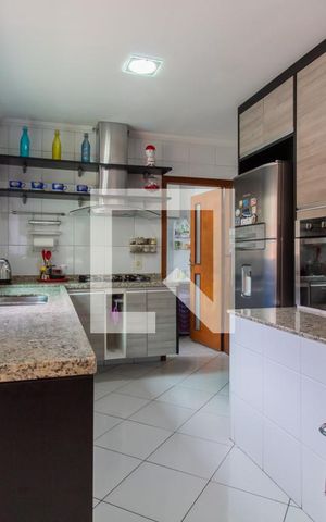 Casa à venda com 240m², 4 quartos e 5 vagas Casa à venda com 240m², 4 quartos e 5 vagasCozinha