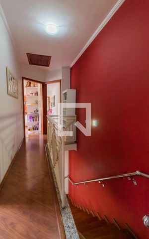 Casa à venda com 240m², 4 quartos e 5 vagas Casa à venda com 240m², 4 quartos e 5 vagasCorredor