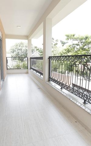 Casa à venda com 450m², 5 quartos e 4 vagasVaranda da suíte 2