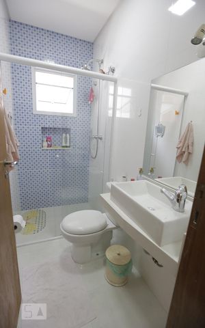Casa à venda com 450m², 5 quartos e 4 vagasBanheiro da Suíte 2