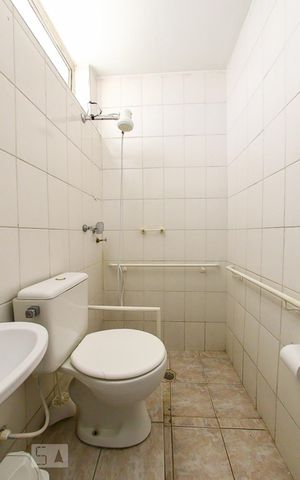 Casa para alugar com 680m², 8 quartos e 4 vagas Casa para alugar com 680m², 8 quartos e 4 vagasBanheiro