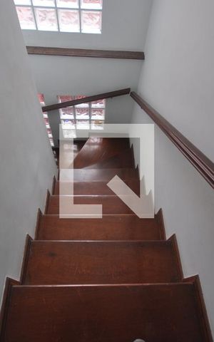 Casa à venda com 200m², 4 quartos e 4 vagasEscada