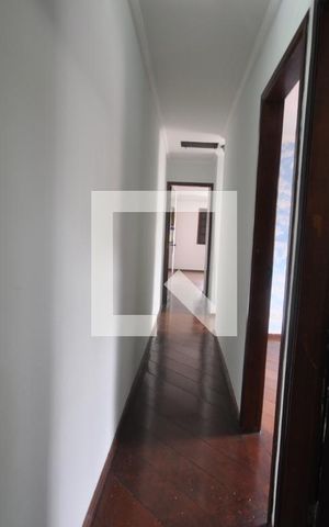 Casa à venda com 200m², 4 quartos e 4 vagasCorredor