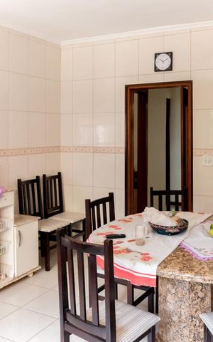 Casa à venda com 166m², 4 quartos e 2 vagas Casa à venda com 166m², 4 quartos e 2 vagasCozinha