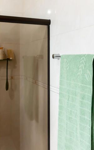 Casa à venda com 166m², 4 quartos e 2 vagas Casa à venda com 166m², 4 quartos e 2 vagasBanheiro 1
