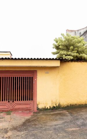 Casa à venda com 166m², 4 quartos e 2 vagas Casa à venda com 166m², 4 quartos e 2 vagasFachada