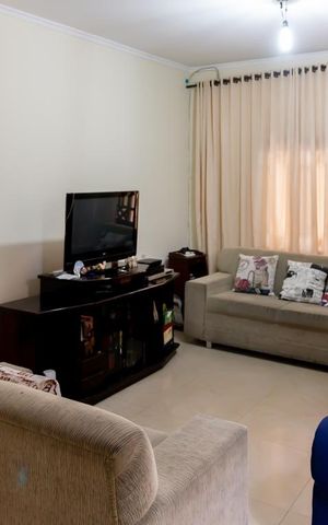 Casa à venda com 166m², 4 quartos e 2 vagas Casa à venda com 166m², 4 quartos e 2 vagasSala