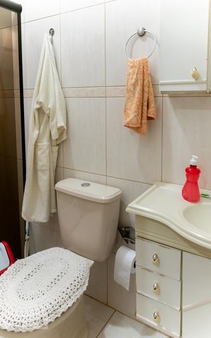 Casa à venda com 166m², 4 quartos e 2 vagas Casa à venda com 166m², 4 quartos e 2 vagasBanheiro da Suite
