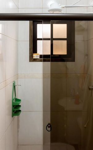 Casa à venda com 166m², 4 quartos e 2 vagas Casa à venda com 166m², 4 quartos e 2 vagasBanheiro da Suite
