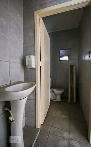 Casa para alugar com 260m², 3 quartos e 8 vagas Casa para alugar com 260m², 3 quartos e 8 vagasBanheiro da Suíte 2