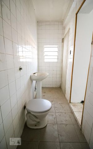 Casa para alugar com 260m², 3 quartos e 8 vagas Casa para alugar com 260m², 3 quartos e 8 vagasBanheiro da Suíte 1