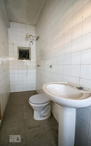 Casa para alugar com 260m², 3 quartos e 8 vagas Casa para alugar com 260m², 3 quartos e 8 vagasBanheiro da Suíte 1