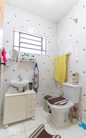 Casa à venda com 70m², 3 quartos e 2 vagas Casa à venda com 70m², 3 quartos e 2 vagasBanheiro