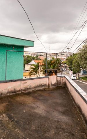 Casa à venda com 220m², 4 quartos e 4 vagas Casa à venda com 220m², 4 quartos e 4 vagasTerraço