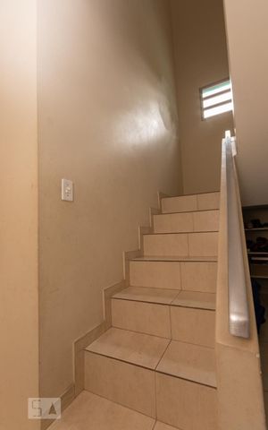 Casa à venda com 220m², 4 quartos e 4 vagas Casa à venda com 220m², 4 quartos e 4 vagasEscada