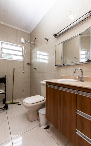 Casa à venda com 220m², 4 quartos e 4 vagas Casa à venda com 220m², 4 quartos e 4 vagasBanheiro