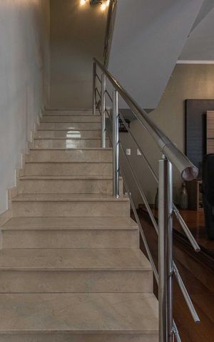Casa à venda com 320m², 4 quartos e 4 vagas Casa à venda com 320m², 4 quartos e 4 vagasEscada Interna Acesso Dormitórios