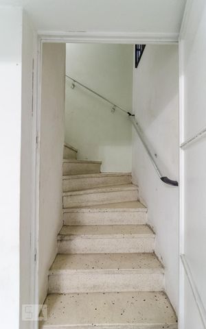 Casa à venda com 100m², 2 quartos e 1 vaga Casa à venda com 100m², 2 quartos e 1 vagaEscada de Acesso