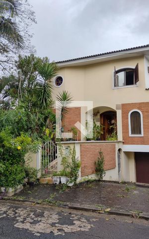 Casa à venda com 260m², 4 quartos e 3 vagas Casa à venda com 260m², 4 quartos e 3 vagasFachada