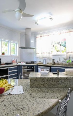 Casa à venda com 564m², 4 quartos e 4 vagas Casa à venda com 564m², 4 quartos e 4 vagasCozinha