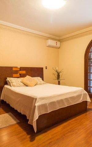 Casa para alugar com 460m², 4 quartos e 6 vagas Casa para alugar com 460m², 4 quartos e 6 vagassuíte