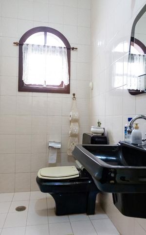 Casa à venda com 420m², 4 quartos e 2 vagas Casa à venda com 420m², 4 quartos e 2 vagasLavabo
