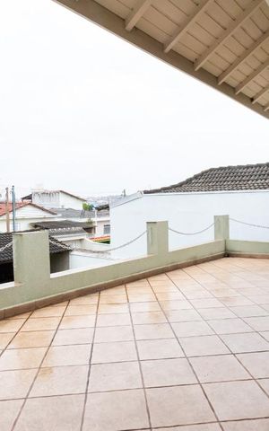 Casa à venda com 420m², 4 quartos e 2 vagas Casa à venda com 420m², 4 quartos e 2 vagasVaranda
