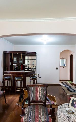 Casa à venda com 420m², 4 quartos e 2 vagas Casa à venda com 420m², 4 quartos e 2 vagasSala