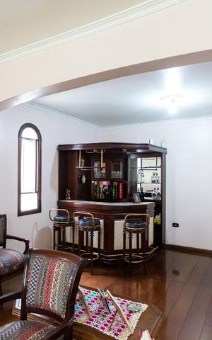 Casa à venda com 420m², 4 quartos e 2 vagas Casa à venda com 420m², 4 quartos e 2 vagasSala