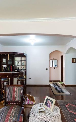 Casa à venda com 420m², 4 quartos e 2 vagas Casa à venda com 420m², 4 quartos e 2 vagasSala