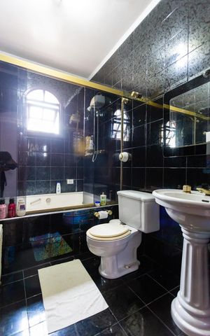 Casa à venda com 420m², 4 quartos e 2 vagas Casa à venda com 420m², 4 quartos e 2 vagasBanheiro da Suite