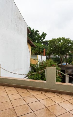 Casa à venda com 420m², 4 quartos e 2 vagas Casa à venda com 420m², 4 quartos e 2 vagasVaranda