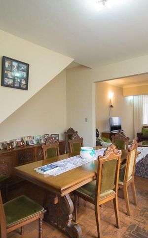 Casa à venda com 180m², 3 quartos e 6 vagasSala