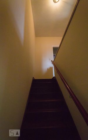 Casa à venda com 180m², 3 quartos e 6 vagasEscada