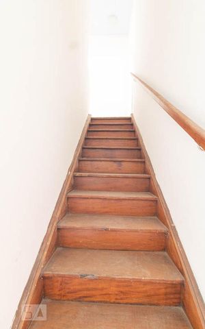 Casa à venda com 95m², 2 quartos e sem vaga Casa à venda com 95m², 2 quartos e sem vagaEscada