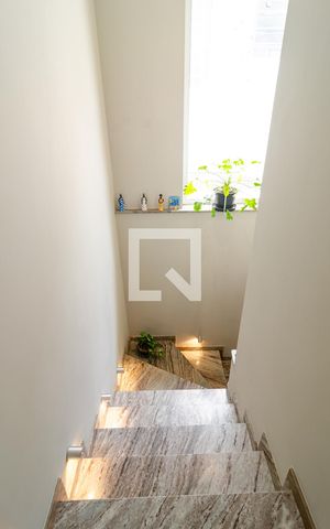 Casa à venda com 153m², 3 quartos e 2 vagasEscadas casa 1