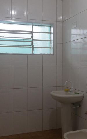 Casa à venda com 140m², 4 quartos e 2 vagasBanheiro 1