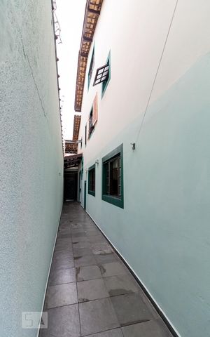 Casa à venda com 185m², 3 quartos e 4 vagasCorredor lateral externo