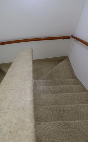 Casa para alugar com 238m², 3 quartos e 2 vagasEscadas