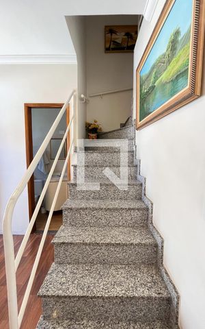 Casa à venda com 110m², 3 quartos e 3 vagas Casa à venda com 110m², 3 quartos e 3 vagasEscada