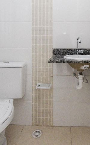 Casa de condomínio para alugar com 65m², 2 quartos e 1 vaga Casa de condomínio para alugar com 65m², 2 quartos e 1 vagaBanheiro da suite