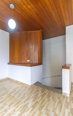 Casa à venda com 200m², 2 quartos e 4 vagas Casa à venda com 200m², 2 quartos e 4 vagasSala