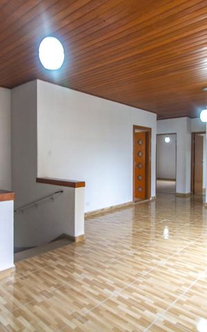 Casa à venda com 200m², 2 quartos e 4 vagas Casa à venda com 200m², 2 quartos e 4 vagasSala