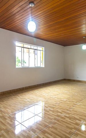Casa à venda com 200m², 2 quartos e 4 vagas Casa à venda com 200m², 2 quartos e 4 vagasSala