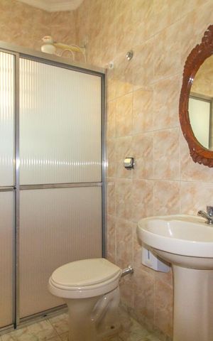 Casa à venda com 200m², 2 quartos e 4 vagas Casa à venda com 200m², 2 quartos e 4 vagasBanheiro Social