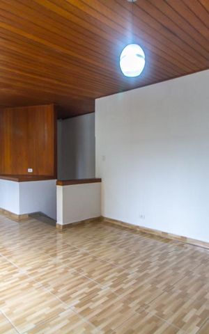 Casa à venda com 200m², 2 quartos e 4 vagas Casa à venda com 200m², 2 quartos e 4 vagasSala