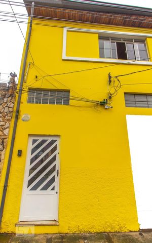 Casa à venda com 200m², 2 quartos e 4 vagas Casa à venda com 200m², 2 quartos e 4 vagasFachada